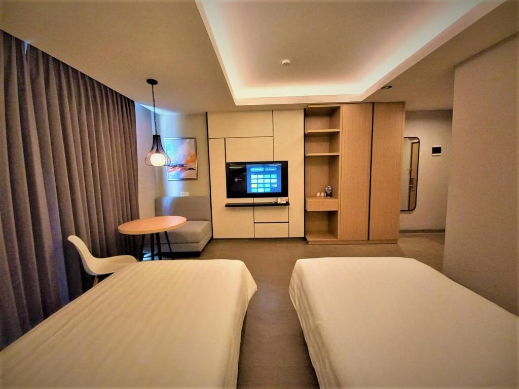 Postel nebo postele na pokoji v ubytování Front One King Hotel Tuban