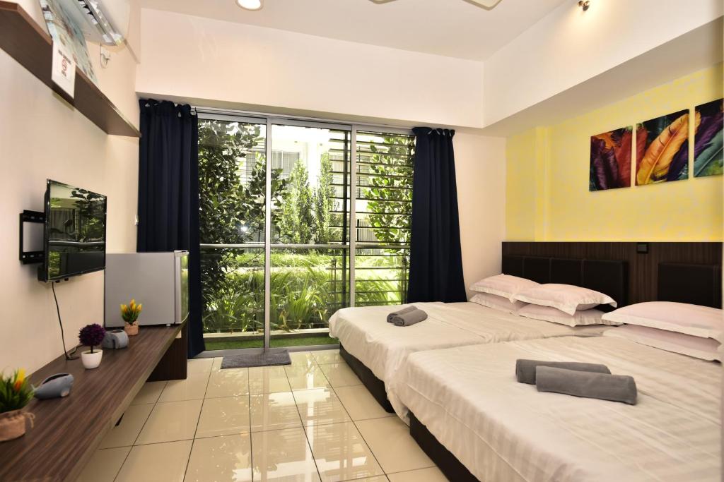 een slaapkamer met 2 bedden en een groot raam bij H&F Homestay the two Owls Nest Aeropod Sovo Studio Room - 2 Queen Bed - Near Airport - Free Parking in Kota Kinabalu