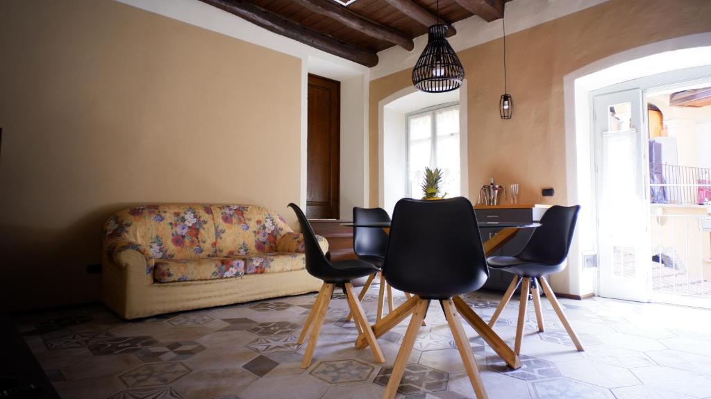 salon ze stołem, krzesłami i kanapą w obiekcie La Dimora nel Borgo w mieście Ghiffa