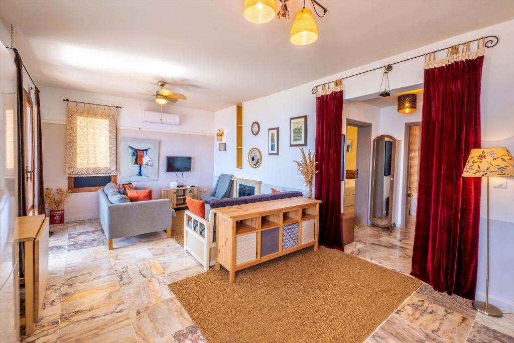 TV a/nebo společenská místnost v ubytování Barış Apartment with Seaview