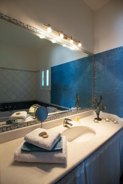 łazienka z umywalką i dużym lustrem w obiekcie Panorama Villas Corfu 3 Bedroom Villa Sea View With Private Pool w mieście Arillas