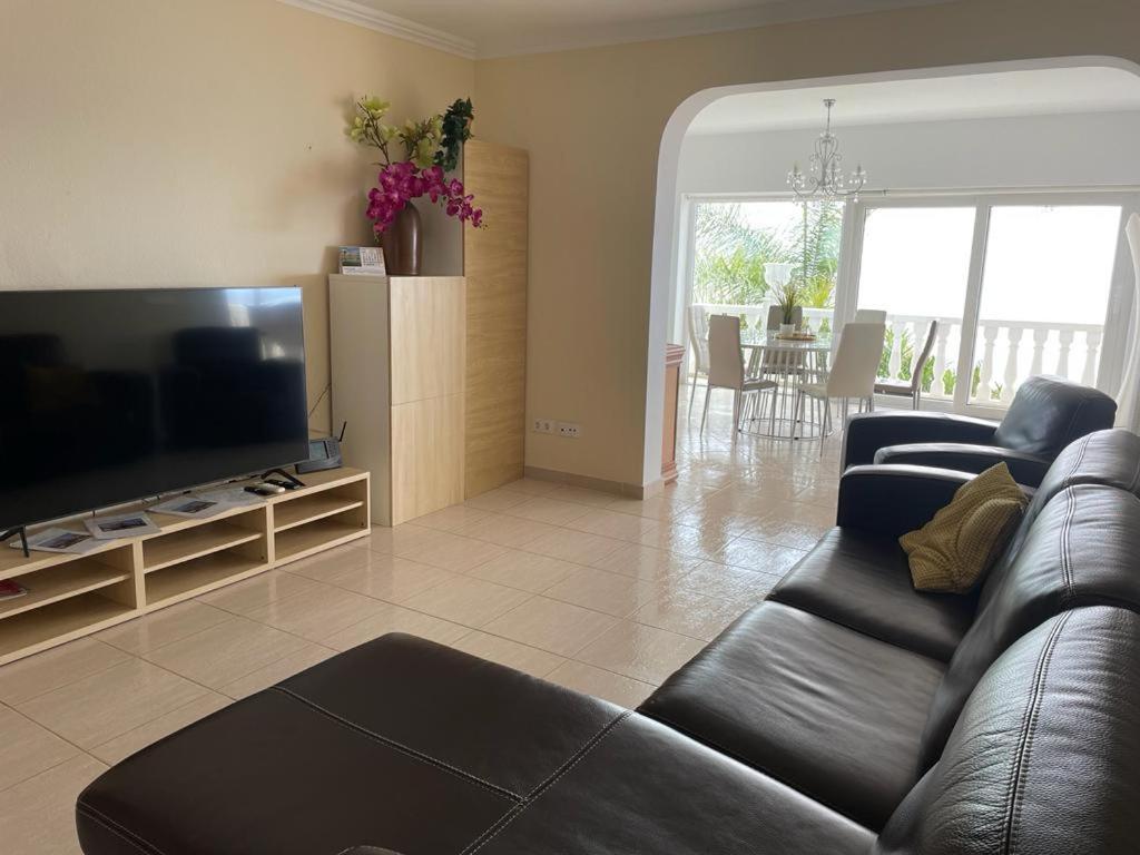 TV a/nebo společenská místnost v ubytování Villa Carioca - with private pool, marvelous garden and amazing ocean view