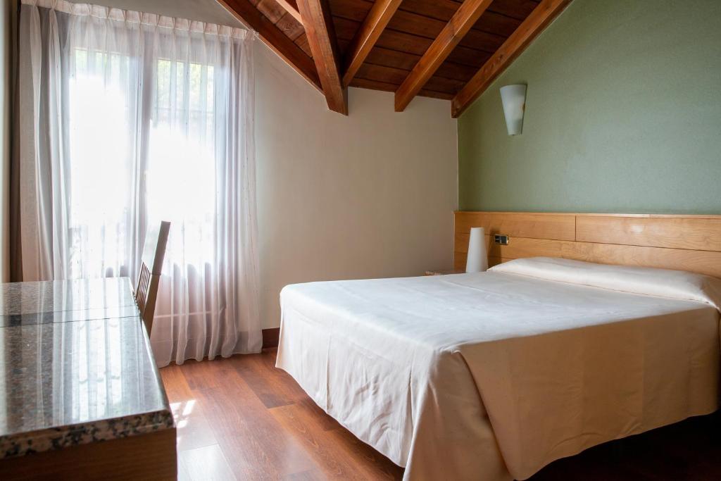 Postel nebo postele na pokoji v ubytování Adeko Hotel