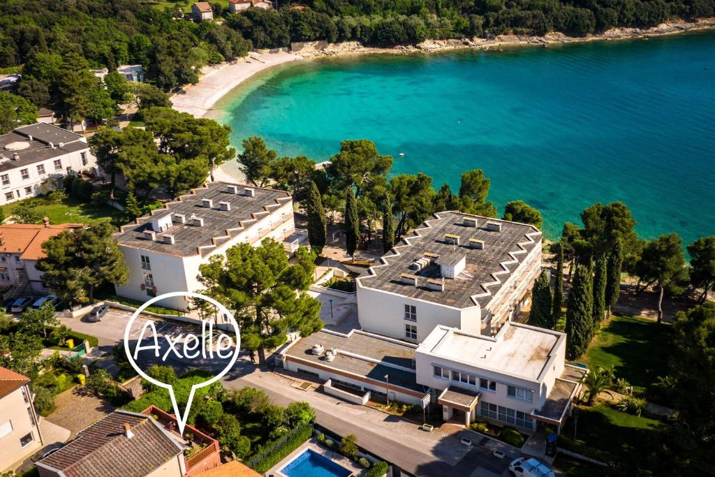 z góry widok na dom obok plaży w obiekcie Apartment Axelle 50 METERS TO THE BEACH w mieście Banjole