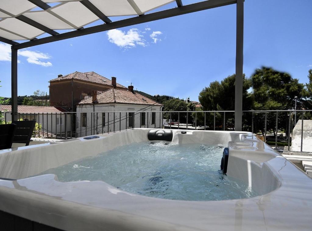 un bain à remous dans l'établissement Jacuzzi Apartment Mickey, à Dubrovnik