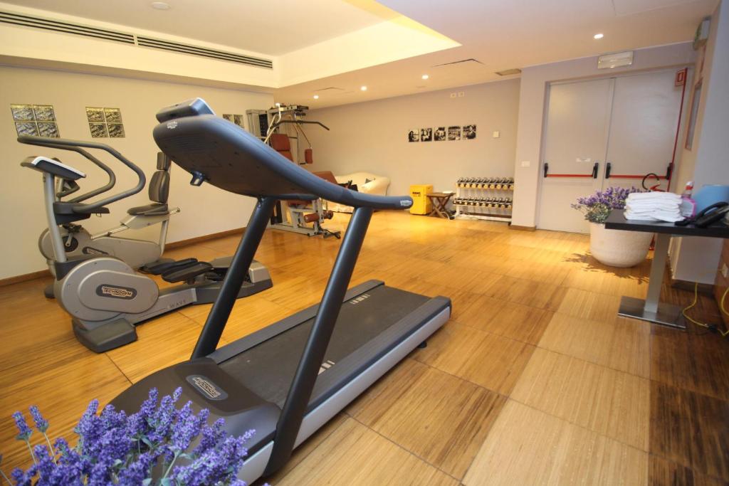 Fitness centrum a/nebo fitness zařízení v ubytování Hotel Cavour by LVG Hotel Collection