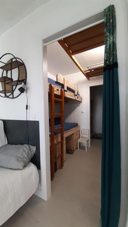 Cette chambre dispose de lits superposés et d'un canapé. dans l'établissement T2-3 cabine Les YUCCAS 200 m plage du Boucanet Rive Droite Grau du Roi idéal 2-4 pers, au Grau-du-Roi