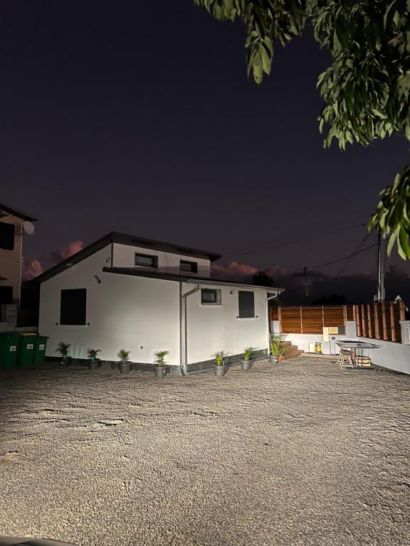 ein weißes Haus mit Pflanzen in der Nacht davor in der Unterkunft LA KAZ A CHOUTE in Saint-Louis