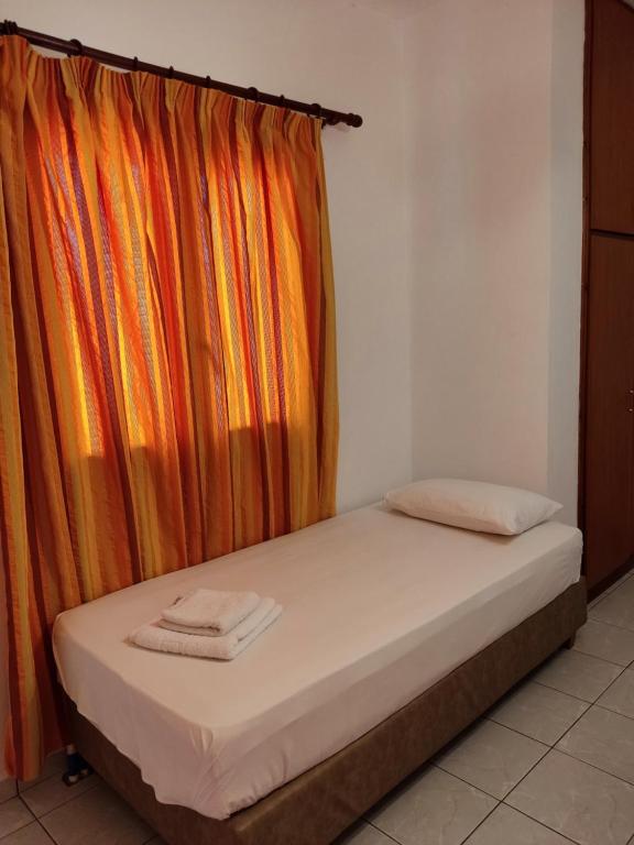 Łóżko lub łóżka w pokoju w obiekcie Ekaterini Apartments