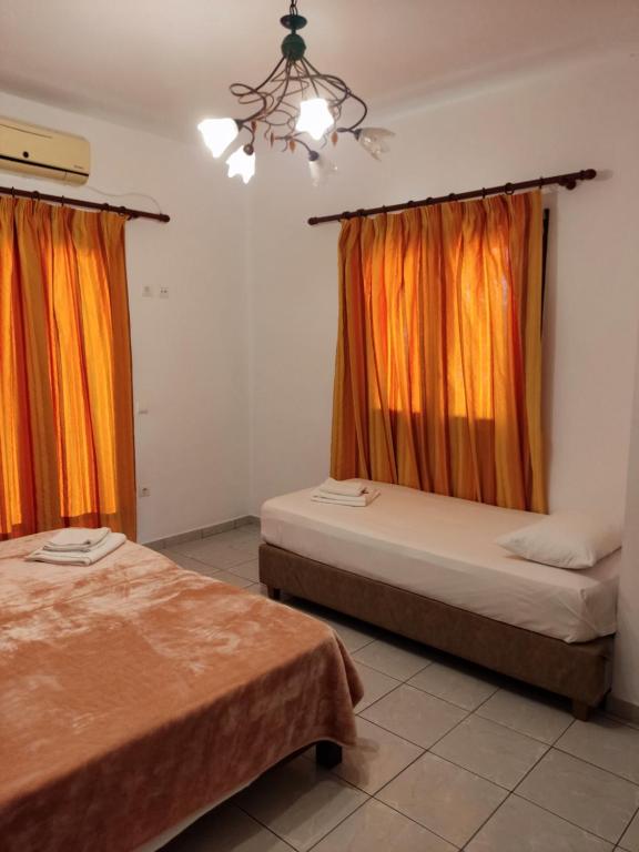 Łóżko lub łóżka w pokoju w obiekcie Ekaterini Apartments