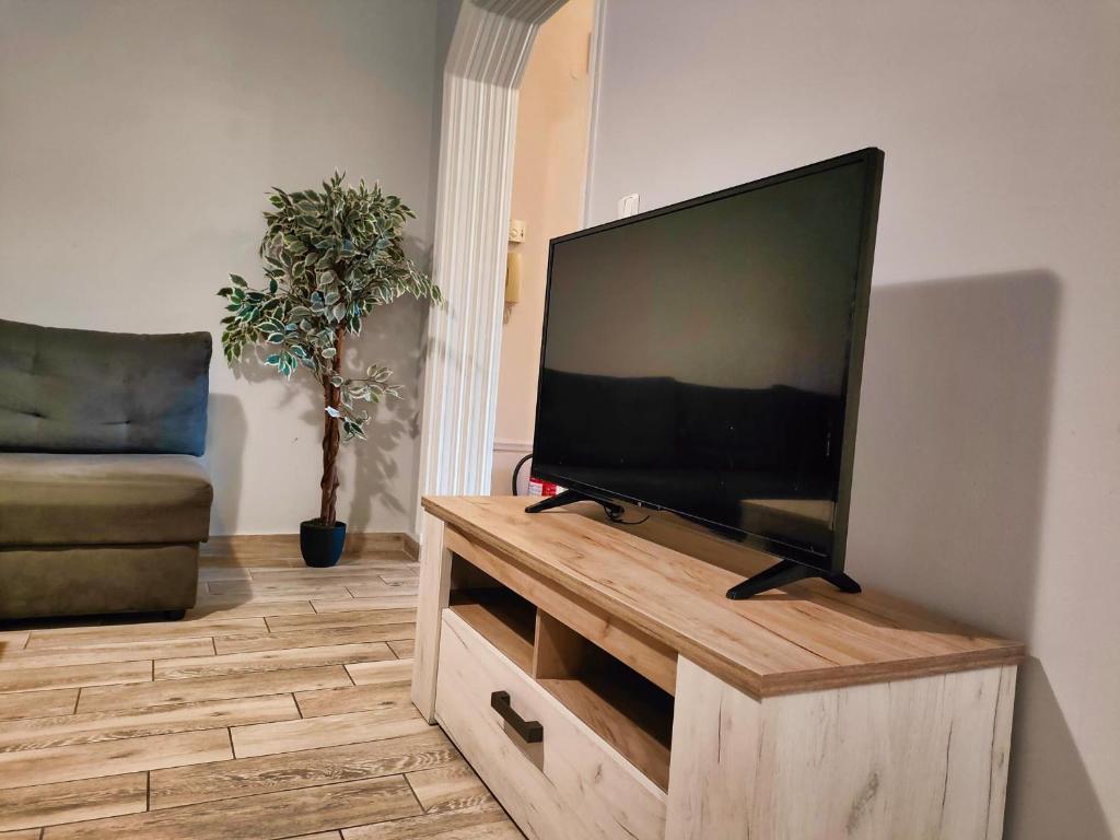 Telewizja i/lub zestaw kina domowego w obiekcie Luxury Lila House Under the Rocks