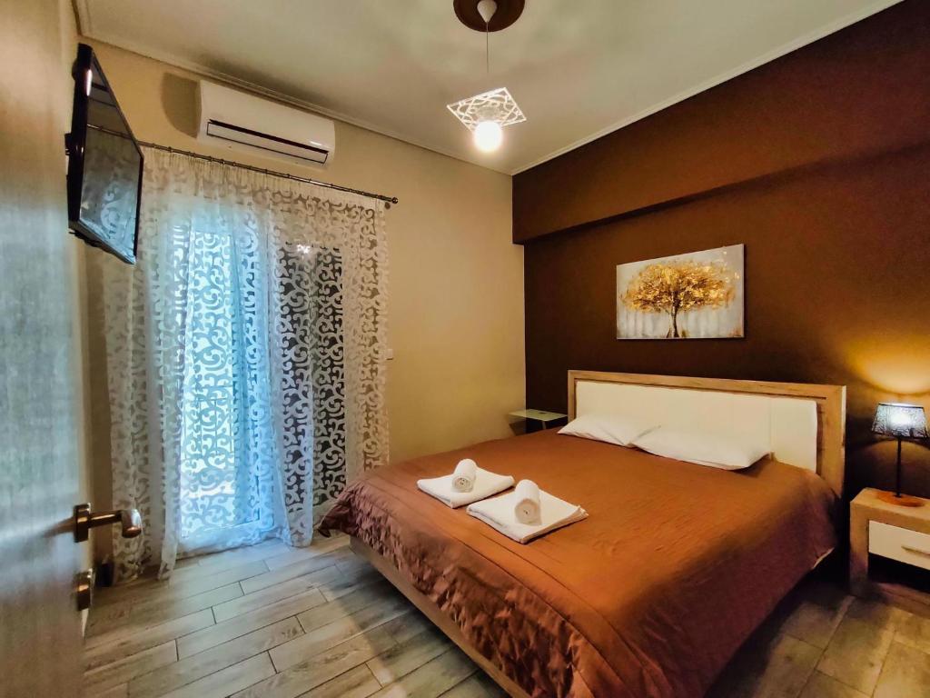 sypialnia z łóżkiem i dwoma ręcznikami na nim w obiekcie Luxury Lila House Under the Rocks w Kalambace