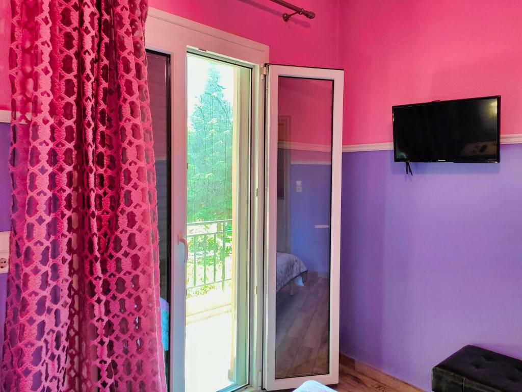 Telewizja i/lub zestaw kina domowego w obiekcie Luxury Lila House Under the Rocks