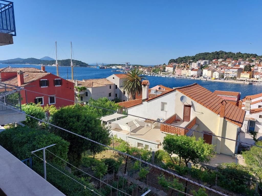 vista su una città con una cassa d'acqua di Apartman MARKO a Mali Lošinj (Lussinpiccolo)