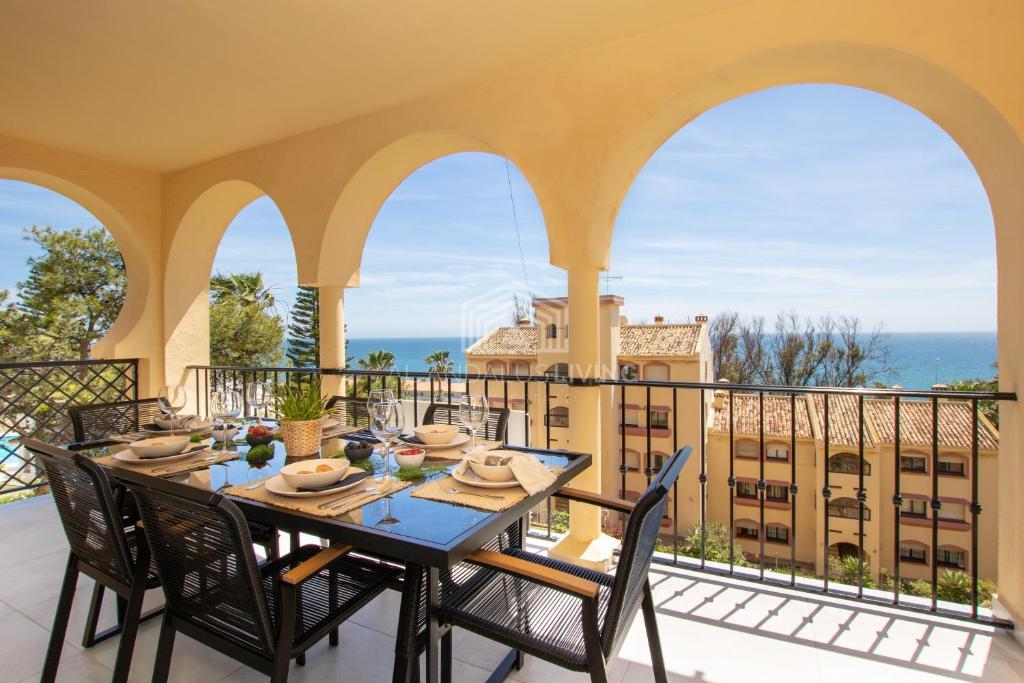 Panoramic sea views and direct access to the beach from the community in Torrenueva (La Cala de Mijas)