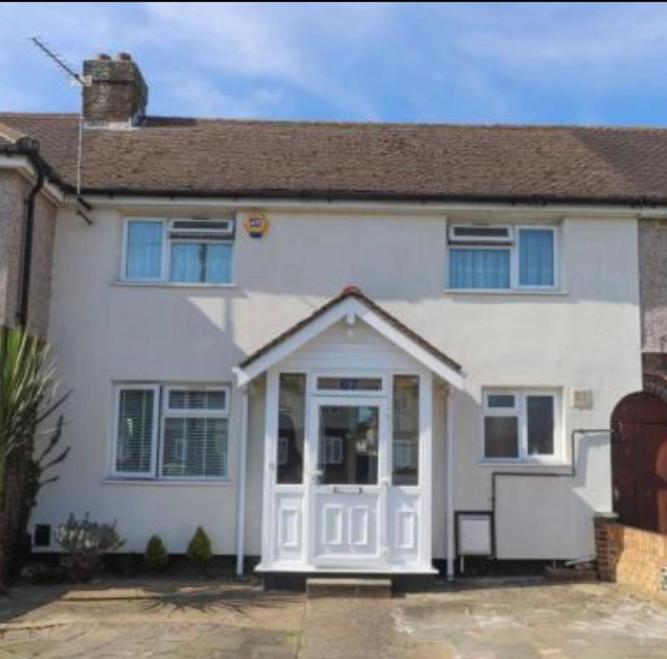 Cozy Stay with free parking - close to Heathrow