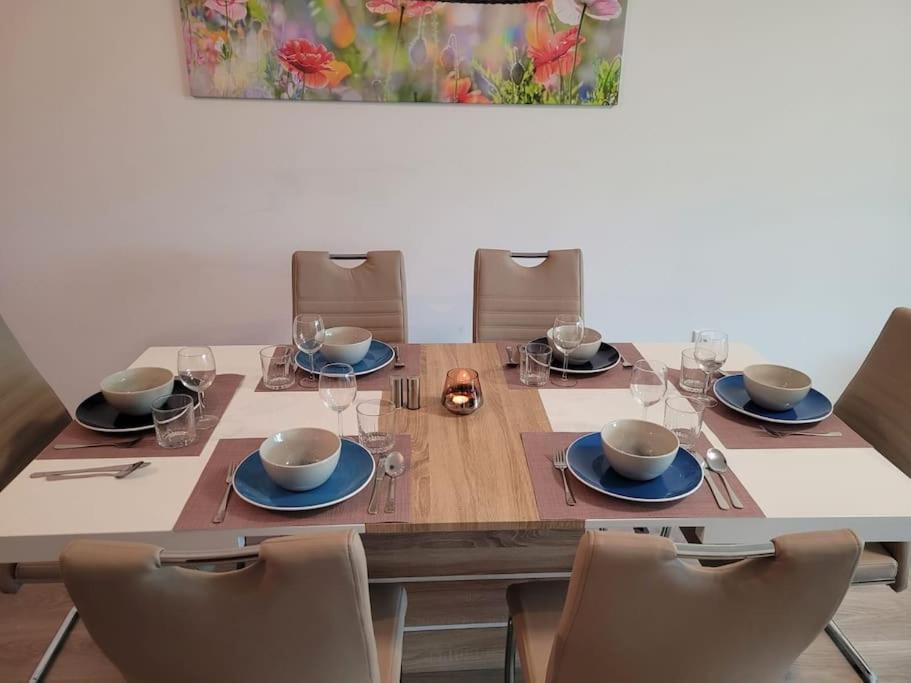 Zdjęcie z galerii obiektu Sunset Beach Apartment direkt am Strand mit Pool Garten Terasse viel Komfort w Siófoku