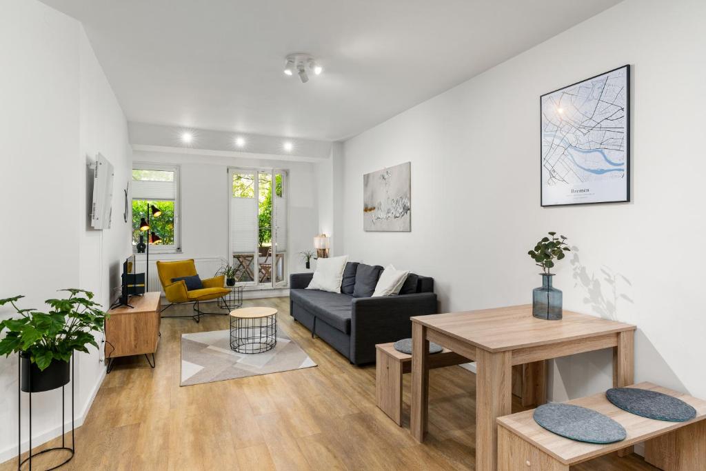 a living room with a couch and a table at City-Apartment direkt in den Parkanlagen in Bremen