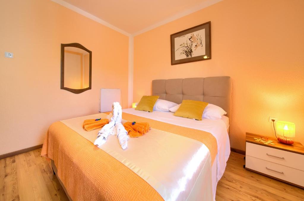 Postel nebo postele na pokoji v ubytování Apartmani Sabina
