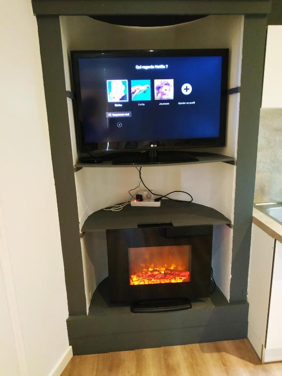 TV a/nebo společenská místnost v ubytování Le New York de Marchaux 1