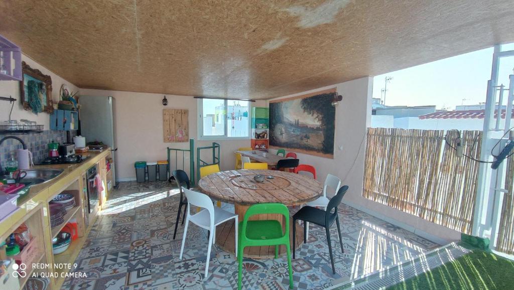 uma cozinha com mesa e cadeiras num quarto em Casa Mamre em Maspalomas