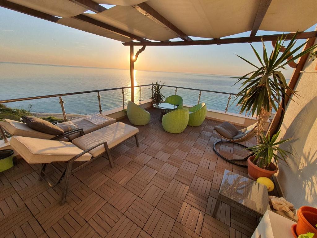 Un balcón con sillas y vistas al océano. en HPManagement Byala Beach Residence Apartments, en Byala