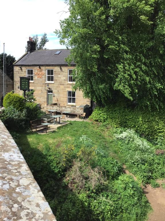 un edificio con un albero di fronte di The Board Inn - Lealholm a Whitby