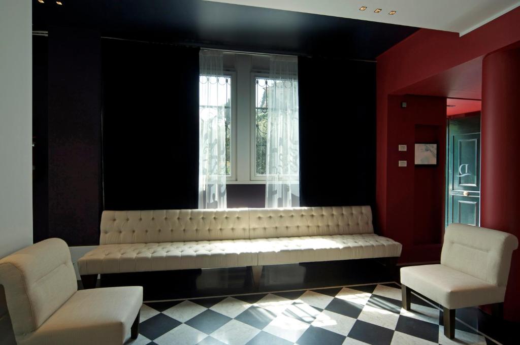 a room with a bench and two chairs and a window at Hotel Piccolo Portofino in Portofino