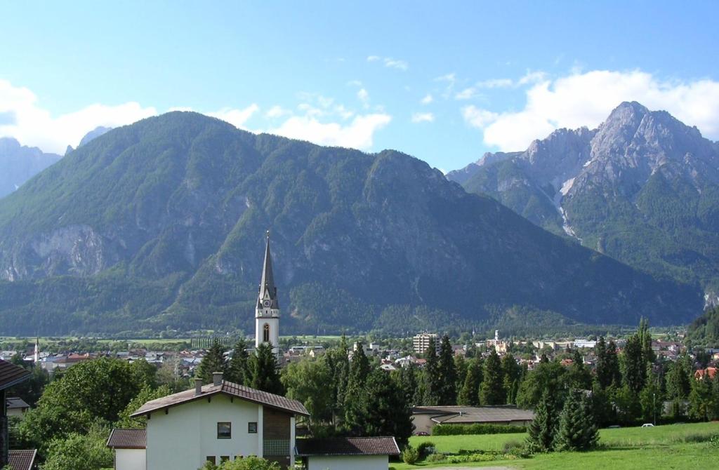 una ciudad con una iglesia y montañas en el fondo en Haus Wieser en Lienz