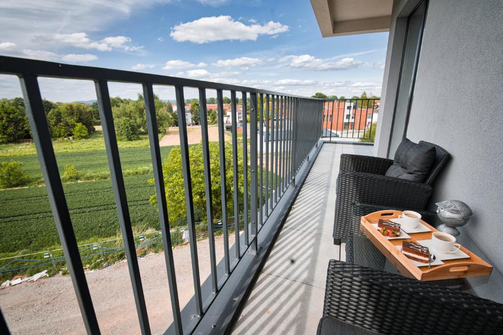 balkon ze stołem i krzesłami oraz widokiem w obiekcie Boutique 62 by Housine w Zatorze
