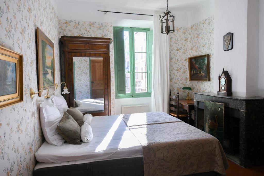 Postel nebo postele na pokoji v ubytov&aacute;n&iacute; La Cachette du Comte