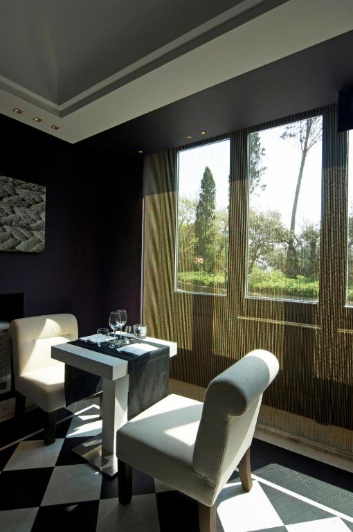 a dining room with a table and chairs and a window at Hotel Piccolo Portofino in Portofino