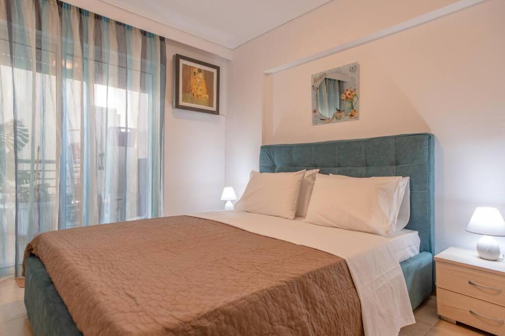 Ένα ή περισσότερα κρεβάτια σε δωμάτιο στο Flat w. Parking next to Flisvos Marina & SNFCC