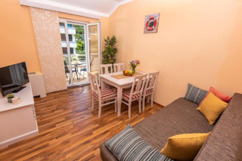 Televízia a/alebo spoločenská miestnosť v ubytovaní Apartmani Dubrava