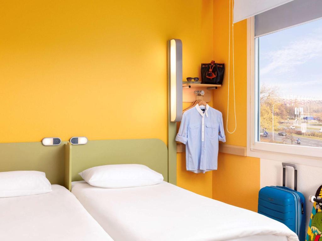 Postel nebo postele na pokoji v ubytování ibis budget Warszawa Centrum