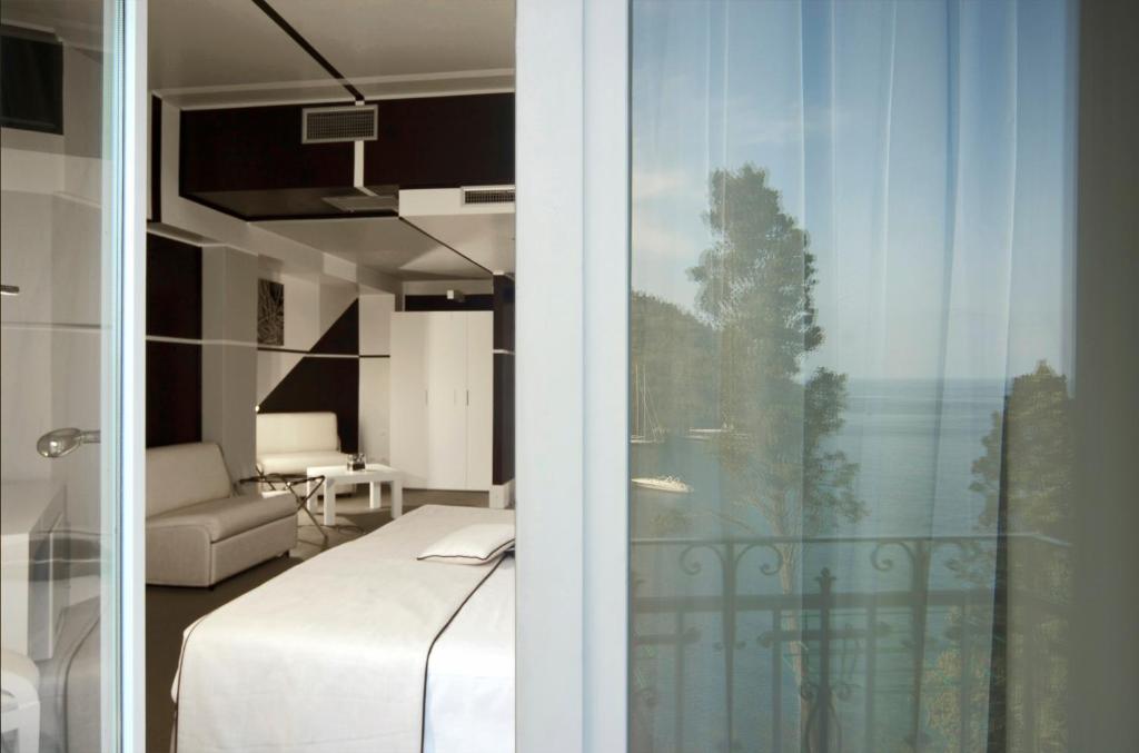 a bedroom with a bed and a view of the ocean at Hotel Piccolo Portofino in Portofino