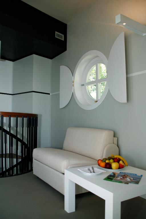 a living room with a couch and a table with a bowl of fruit at Hotel Piccolo Portofino in Portofino
