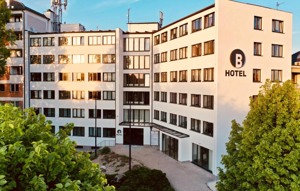 un edificio de apartamentos con un cartel de hotel en BEST Hotel Garni, en Olomouc