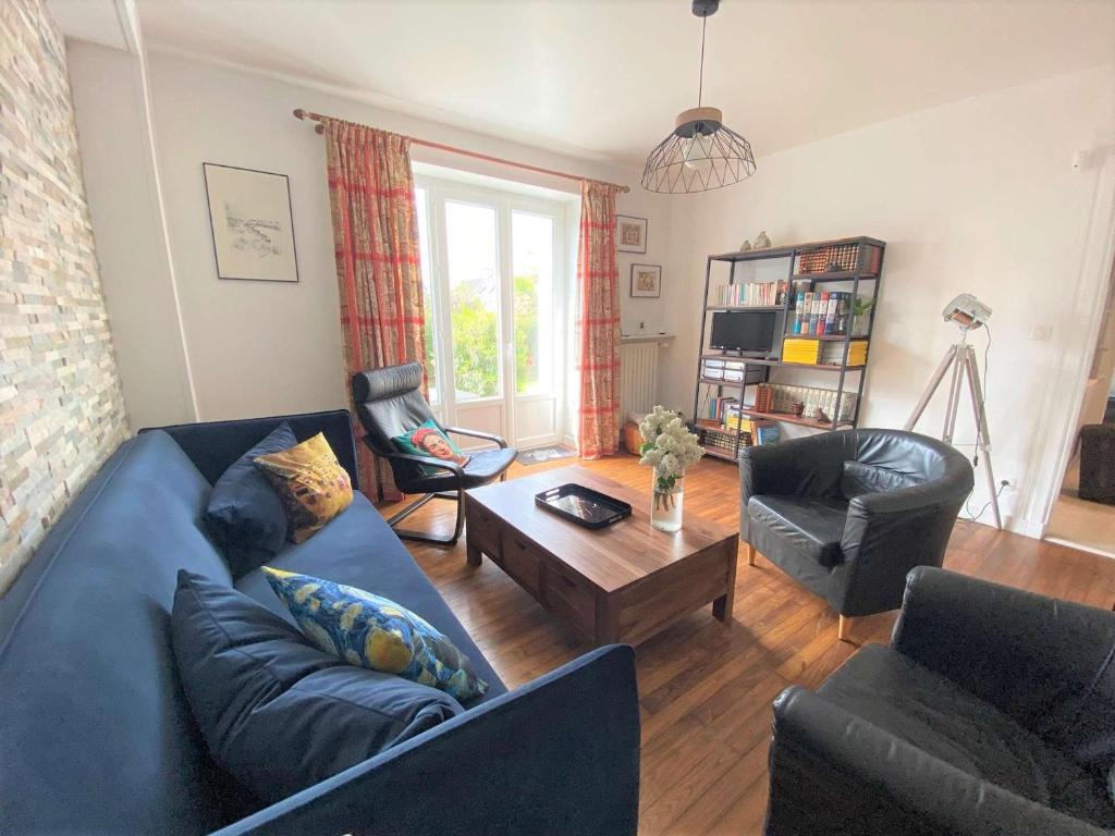 - un salon avec des canapés bleus et une table basse dans l'établissement Appartement jardin, terrasse, parking privé, à 10 min de la plage, proche centre Bénodet - FR-1-481-114, à Bénodet