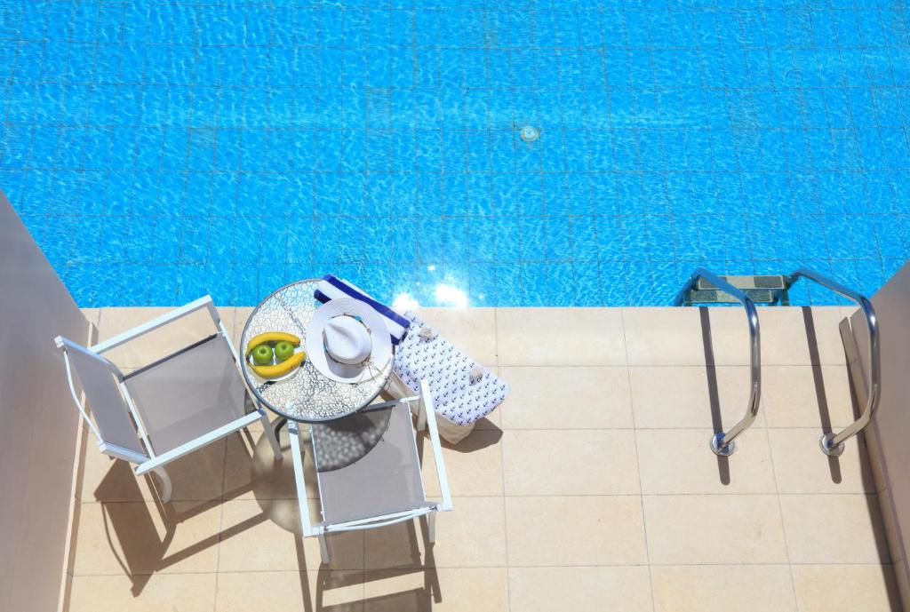 Bazén v ubytování Cavomarina Beach- Adults Only nebo v jeho okolí