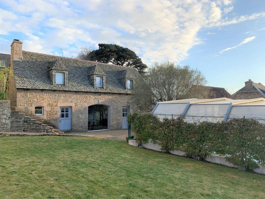 uma grande casa de pedra com um grande quintal em Maison Louannec, 3 pièces, 5 personnes - FR-1-368-343 em Louannec