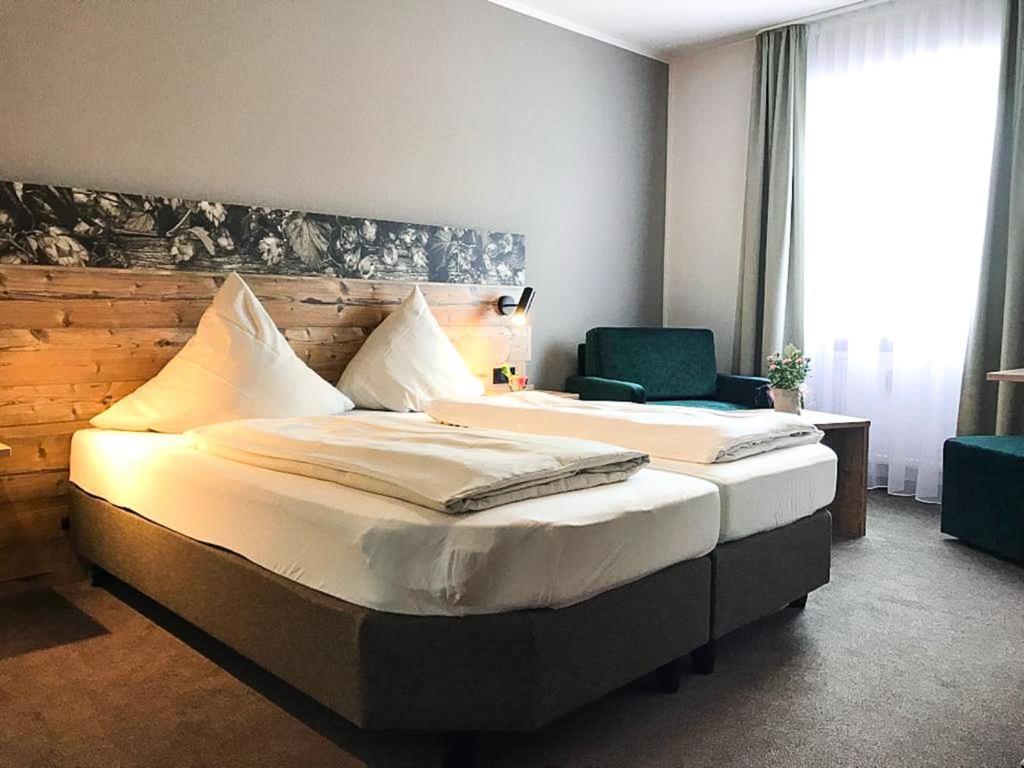 Postel nebo postele na pokoji v ubytování Hotel Häußler