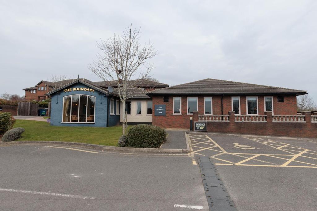 une maison avec un parking en face de celle-ci dans l'établissement Boundary, Alfreton by Marston's Inns, à Alfreton