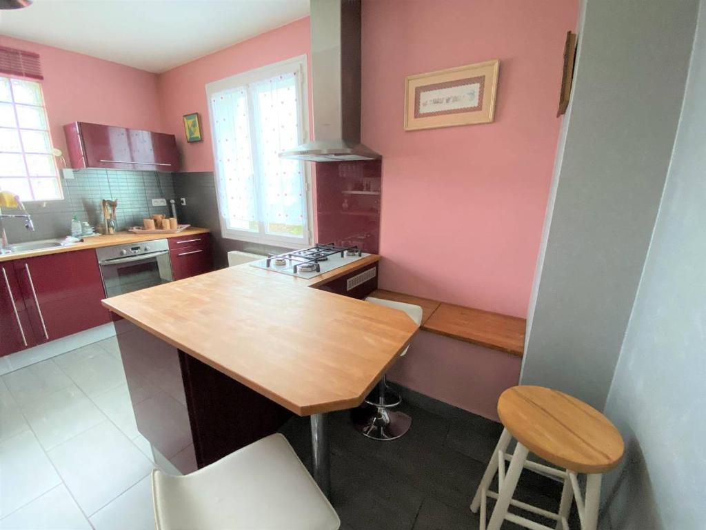 Kuchyňa alebo kuchynka v ubytovaní Maison 6 pers avec jardin, WIFI, proche plages et sentier à Perros-Guirec - FR-1-368-344