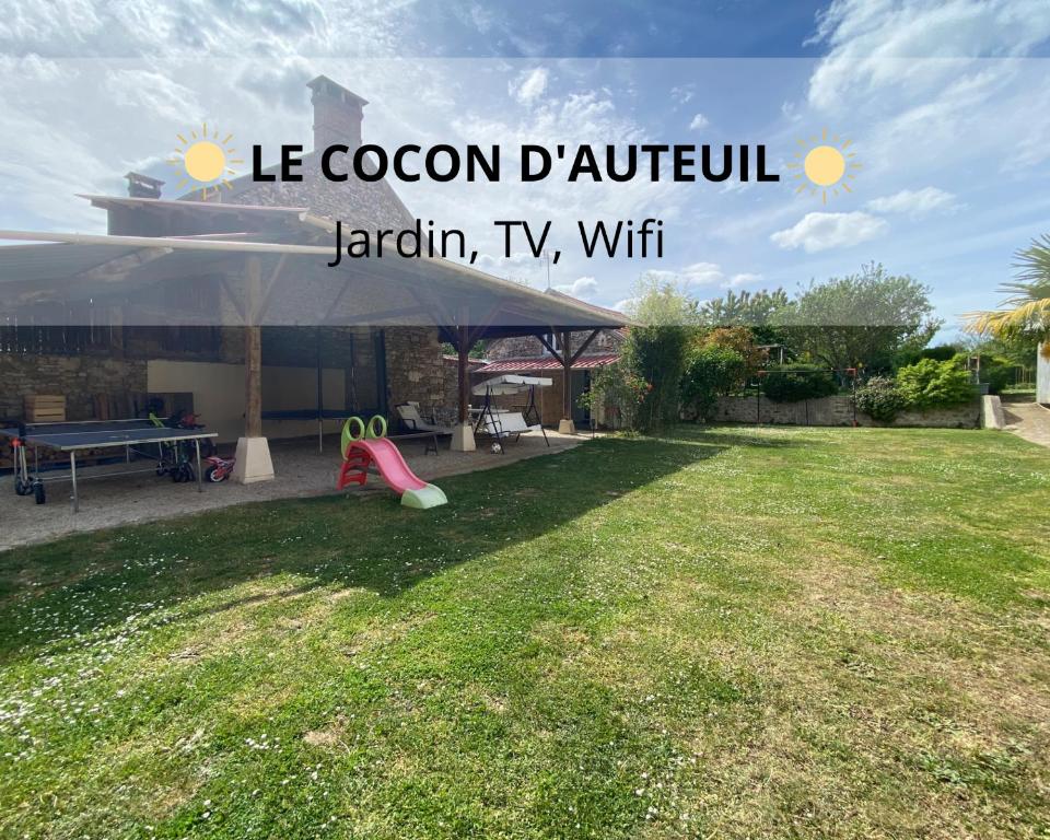 uma imagem de um quintal com um parque infantil em LE COCON D'AUTEUIL - ICI CONCIERGERIE em Auteuil