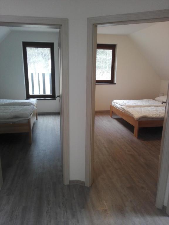 Postel nebo postele na pokoji v ubytování Apartmány Zlatý Hamr