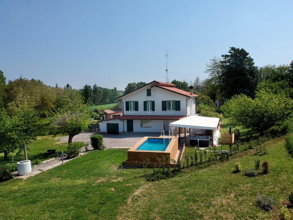una vista aérea de una casa con piscina en Casa Vacanze Raggio Di Sole, en Montegridolfo