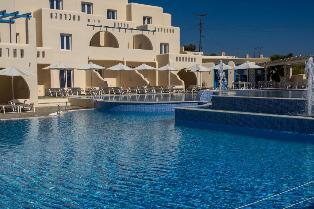 Bazén v ubytovaní Naxian Emerald Hotel alebo v jeho blízkosti