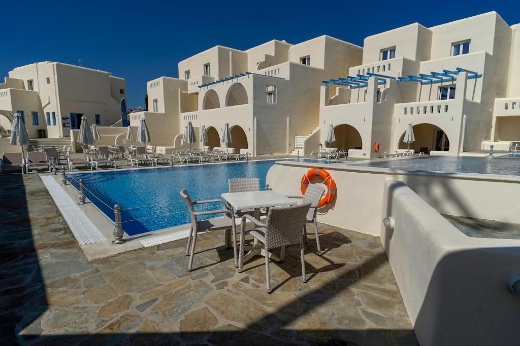Bazén v ubytovaní Naxian Emerald Hotel alebo v jeho blízkosti
