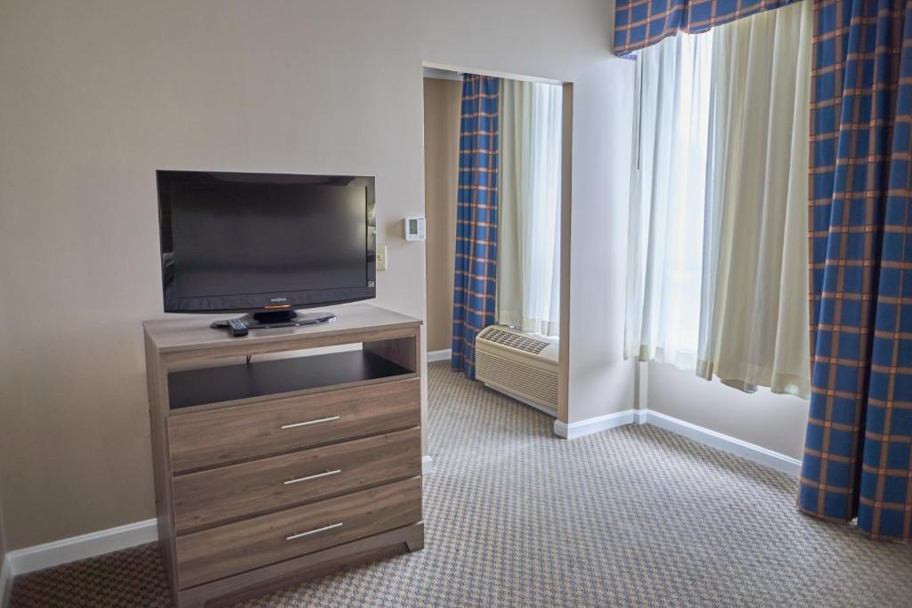 Seaport Resort and Marina - Deluxe King Suite